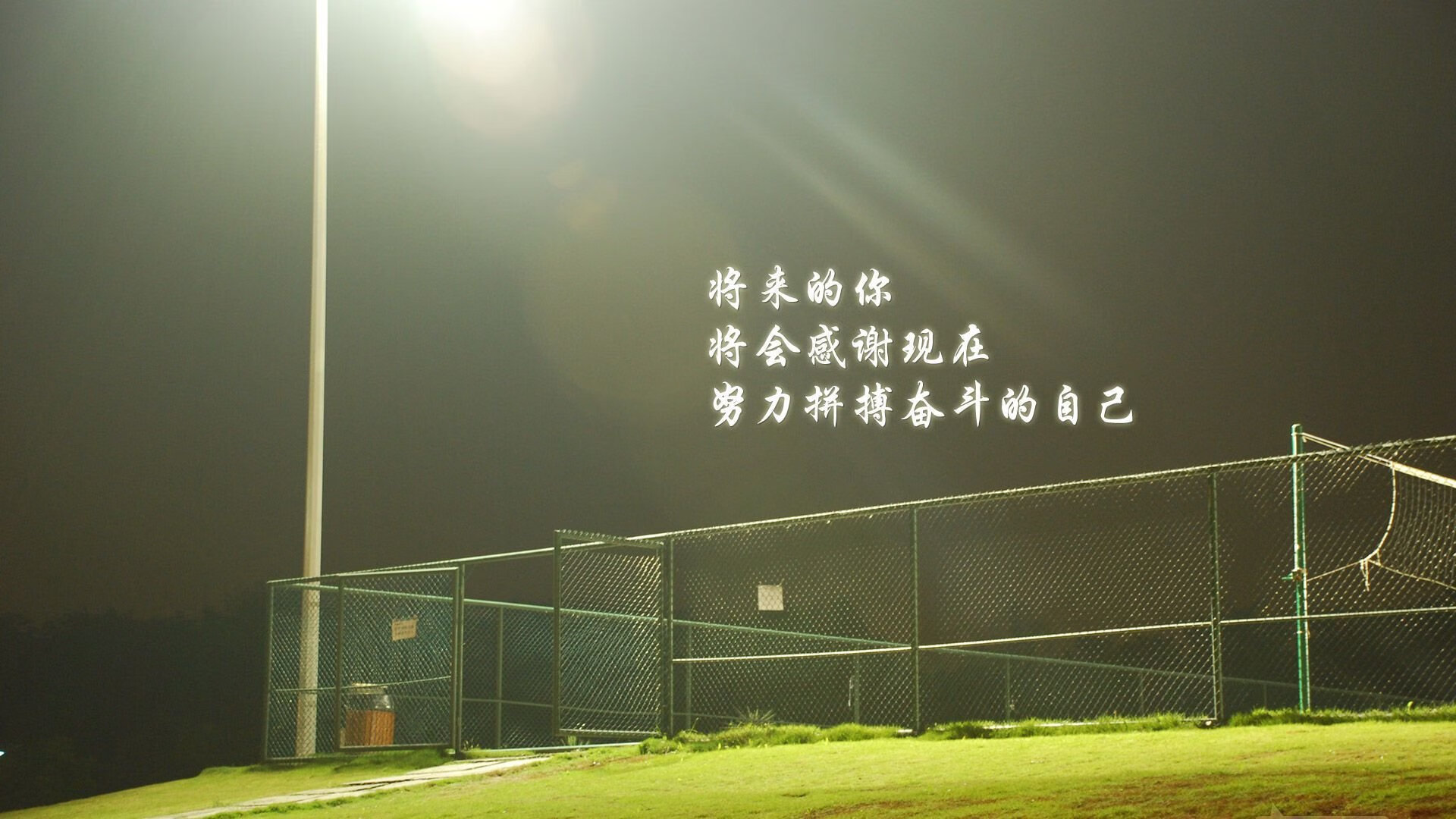 2014年西部决赛第七场：勇士在客场对阵马刺，库里砍下25分，关键时刻投中决定胜负的三分，带队晋级。