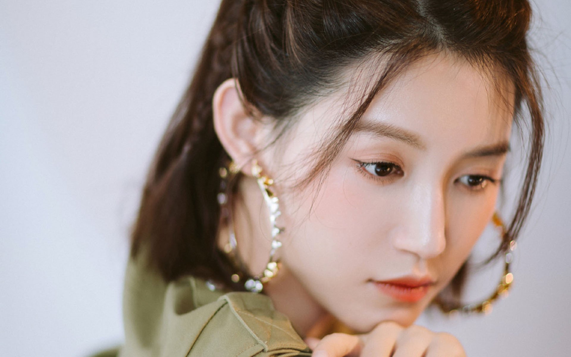 美女司仪：现场互动中的亮丽风景线，女司仪应该穿什么衣服