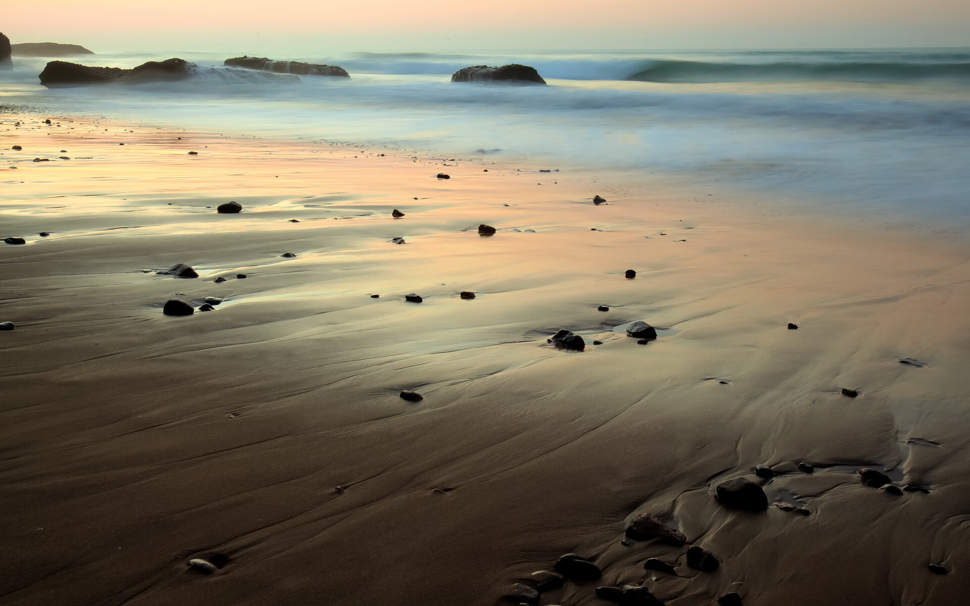 主教练部署三中卫阵型形成后场铁桶阵有效限制对手传控，三中卫阵型最怕什么