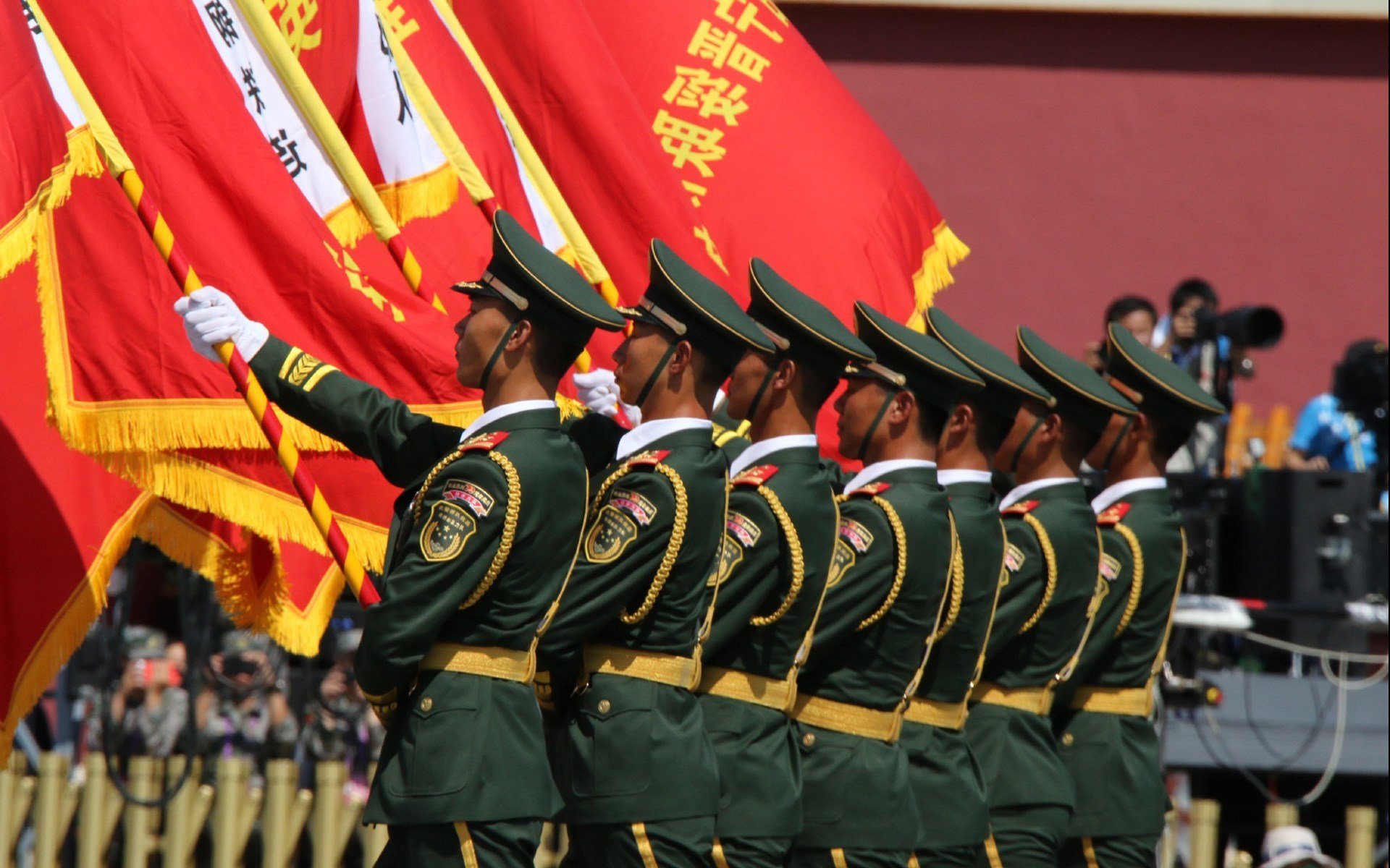 主教练部署三中卫阵型形成后场铁桶阵有效限制对手传控，三中卫阵型最怕什么